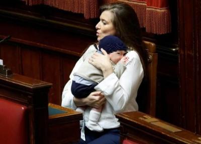 شیر دادن نماینده مجلس به نوزادش خبرساز شد