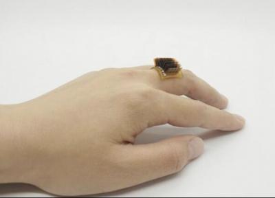 انگشتر هوشمند بدن انسان را به باتری زیستی تبدیل می نماید