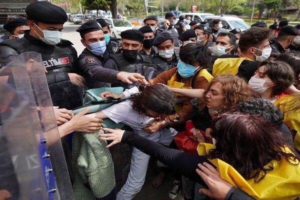بازداشت دستکم 220 نفر از معترضین روز جهانی کارگر در استانبول بازداشت دستکم 220 نفر از معترضین روز جهانی کارگر در استانبول