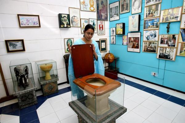 برپایی موزه توالت دهلی نو به بهانه روز جهانی توالت (تور بمبئی)