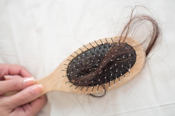 مصرف این نوشیدنی ها ریزش مو را زیاد می نماید ، عوامل شناخته شده ریزش مو